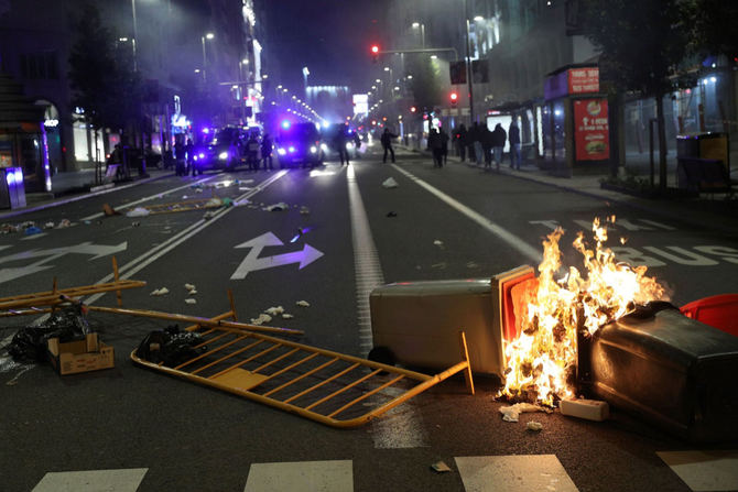 Desalojados de la Puerta del Sol, donde se había convocado una manifestación a las 22.00 horas, bajo el lema 'Salimos a la calle, el pueblo está cansado', el centenar de asistentes se trasladó a Ópera y, tras esta concentración varias decenas de personas fueron a Plaza de España, donde instalaron barricadas y quemaron contenedores para cortar la Gran Vía.