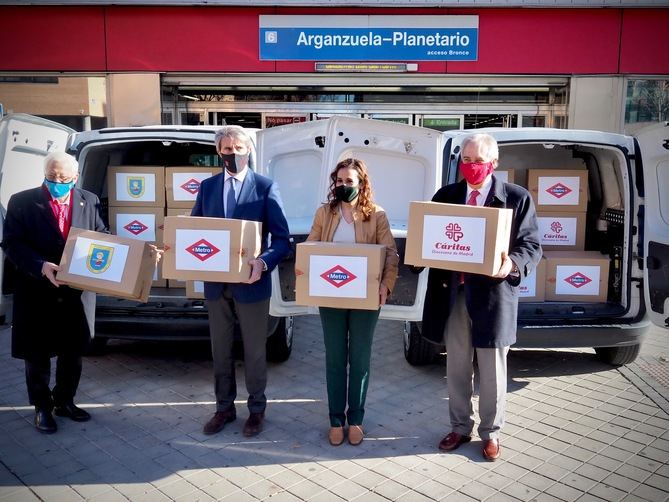 El consejero de Transportes, Movilidad e Infraestructuras del Gobierno regional, Ángel Garrido, ha hecho entrega este miércoles de parte de esta donación en la estación Arganzuela-Planetario.