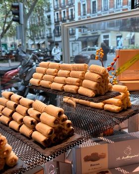 Los empresarios del sector estiman que en esta festividad de Todos los Santos se venderán más de 550.000 kilos de dulces tradicionales, con más de 400.000 kilos de buñuelos frente a los 88.000 kilos de los huesos de santo.