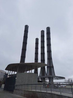 El complejo cuenta con cinco impresionantes chimeneas de 40 metros de altura que ya forman parte del paisaje urbano del barrio.