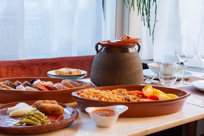 El Café de la Ópera rinde homenaje a uno de los platos más emblemáticos de la gastronomía madrileña: el cocido servido en tres vuelcos, elaborado a fuego lento durante más de 48 horas.