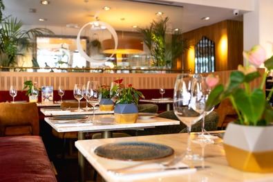 En El Café de la Ópera, la experiencia va más allá de lo gastronómico: tradición, historia y música conviven en un espacio emblemático del centro de Madrid.