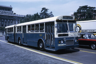 Buses históricos, en el paseo del Prado