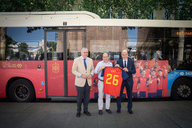 El delegado de Urbanismo, Medio Ambiente y Movilidad, Borja Carabante, presenta una acción de la EMT de apoyo a la selección española de fútbol.