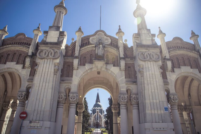 Con motivo de la festividad de Todos los Santos y Difuntos, Servicios Funerarios de Madrid (SFM) presenta una nueva edición de su programación cultural y conmemorativa, una propuesta que invita a descubrir el patrimonio de los cementerios municipales de Madrid a través de actividades que combinan cultura, memoria, música, historia y reflexión.