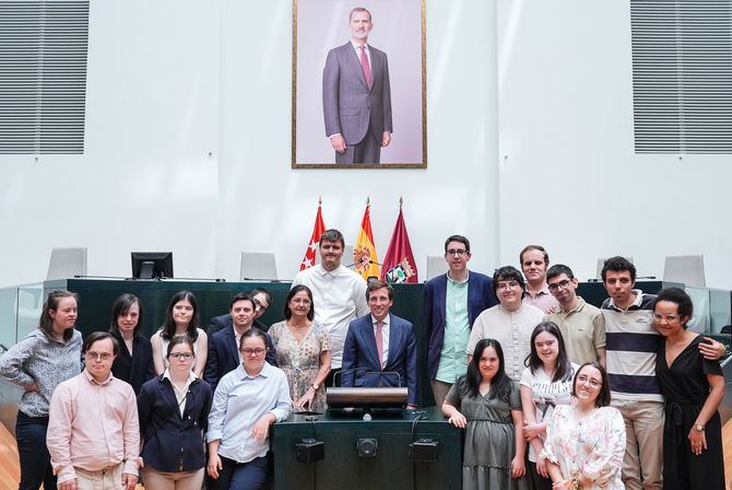 Tras la deliberación del jurado, Almeida ha entregado el premio al mejor equipo de esta edición, Down Madrid, al que ha invitado al Ayuntamiento para recibirles tras esta victoria.