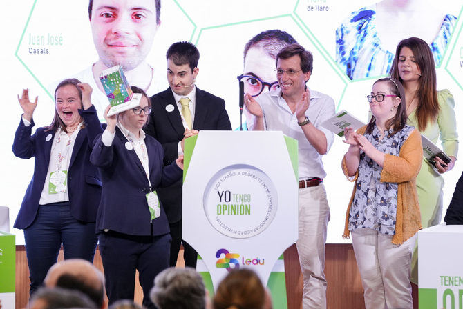 En esta experiencia pionera en el mundo han participado representantes de 10 equipos de 8 provincias (Alicante, Córdoba, Granada, Madrid, Orense, Valladolid, Navarra y Zaragoza) que debatieron si debería limitarse el uso de pantallas en clase hasta los 16 años.