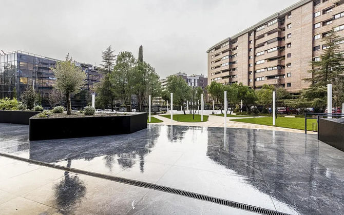 Esta nueva sede está situada la calle de Valle de la Fuenfría, 3, en el barrio de Mirasierra (distrito de Fuencarral-El Pardo), un enclave de la zona norte donde ya existe una destacada oferta educativa y que, con la llegada de Esade 'verá reforzado su atractivo como 'hub' de formación e investigación y desarrollo de talento', aseguran sus responsables.