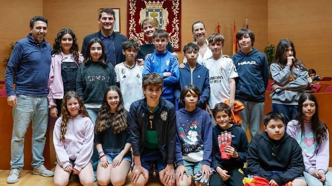 El acuerdo ha sido ratificado por la concejala del distrito de Chamartín, Yolanda Estrada, y el adjunto al director general de la Fundación Real Madrid, Iker Casillas, en un acto celebrado en el salón de actos de la Junta Municipal, en el que han estado acompañados por más de 200 niños y niñas de colegios públicos del distrito.