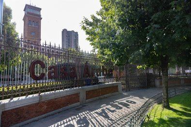 Desde 2008, Casa Árabe tiene en las antiguas Escuelas Aguirre su sede madrileña para abrir un espacio de conocimiento y reflexión entre España y el mundo árabe.