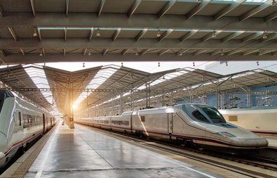 El tren que conecta Granada con la capital aragonesa y Barcelona sin hacer transbordo en Madrid ha vuelto a circular desde este 30 de abril y el que enlaza Málaga con Aragón y Cataluña, desde el 4 de mayo.