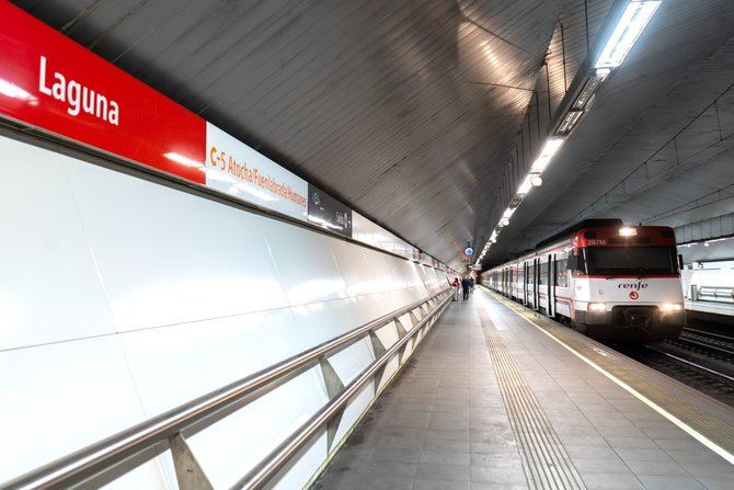 Se prolongarán los andenes de ambas estaciones para adaptarlos a los nuevos trenes de 200 metros y se construirán salidas de emergencia, mejorando la accesibilidad, evacuación y ventilación en caso de incendio.