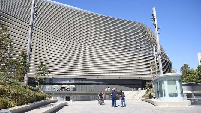 El Tribunal Superior de Justicia de Madrid respalda a los vecinos del estadio Santiago Bernabéu, anulando la concesión para construir aparcamientos en Padre Damián y paseo de la Castellana. Se argumenta que los proyectos vulneran el Plan Especial 2017 y carecen de interés público, imponiendo costas al Ayuntamiento y al Real Madrid.
