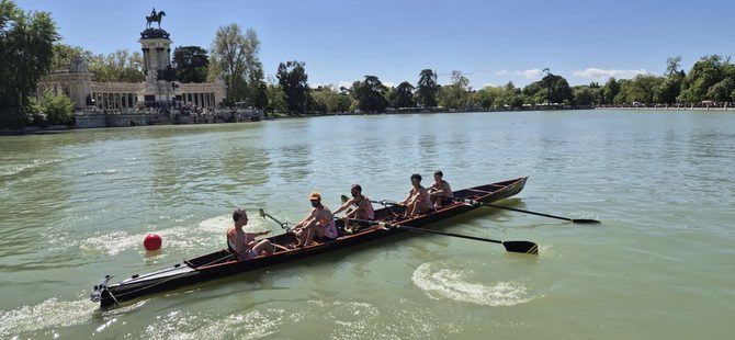 La prueba está organizada por la Federación Madrileña de Remo, en colaboración con la Junta Municipal de Retiro y el Club de Remo Retiro 66.