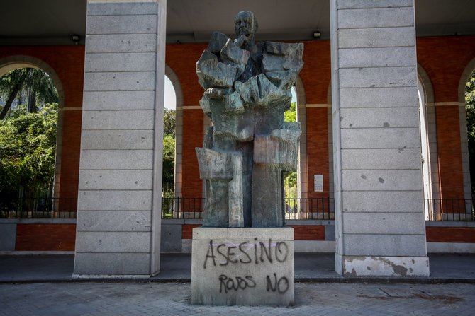 El ataque se produce dos semanas después de que el Ayuntamiento de Madrid, con los votos a favor de Cs, PP y Vox, decidiera retirar los nombres de la avenida Francisco Largo Caballero y del bulevar Indalecio Prieto, así como la placa en la plaza de Chamberí dedicado al primero, además de instar a la eliminación de las estatuas erigidas en Nuevos Ministerios en su memoria.