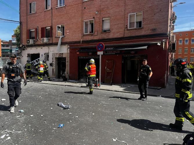 Los bomberos todavía permanecen en el lugar de los hechos y están realizando trabajos de desescombro a mano, debido a la inestabilidad del edificio, ya que sería peligroso meter maquinaria.