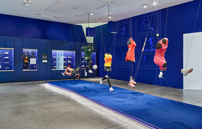 La exposición permite descubrir de cerca los objetos más valiosos del archivo de la marca: prototipos de modelos míticos, como las Air Jordan; máquinas que revolucionaron la medición del movimiento y piezas personales de leyendas como Nadal o Gasol.