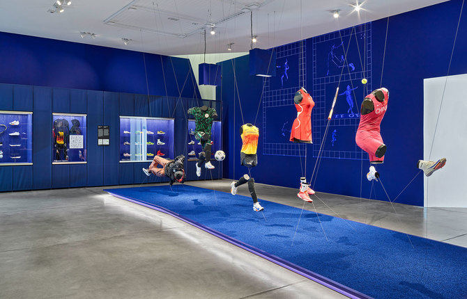 La exposición permite descubrir de cerca los objetos más valiosos del archivo de la marca: prototipos de modelos míticos, como las Air Jordan; máquinas que revolucionaron la medición del movimiento y piezas personales de leyendas como Nadal o Gasol.