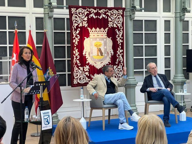 La concejala de Arganzuela, Lola Navarro, ha inaugurado este lunes, en la sala La Lonja del Centro Cultural Casa del Reloj, la exposición ‘Luis Alberto de Cuenca, poeta. De Madrid… al cine’, en un acto en el que han participado también el propio escritor y el cineasta José Luis Garci.