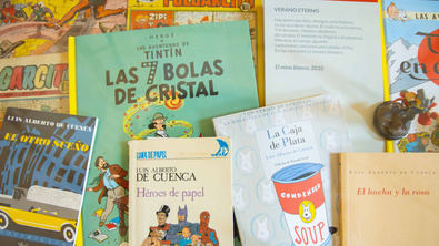 Los visitantes podrán observar cómo figuras como Homero, Tintín, Humphrey Bogart o la Princesa Leia conviven dentro de la poética de Luis Alberto de Cuenca, actualizando mitos clásicos mediante el lenguaje del cine y el tebeo.