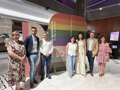 La Ministra ha inaugurado este jueves la exposición 'XX Aniversario del Matrimonio Igualitario'. La exposición es gratuita, previa inscripción, y estará en la sede del Ministerio hasta el próximo 4 de julio.