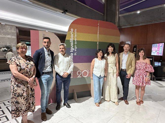 La Ministra ha inaugurado este jueves la exposición 'XX Aniversario del Matrimonio Igualitario'. La exposición es gratuita, previa inscripción, y estará en la sede del Ministerio hasta el próximo 4 de julio.