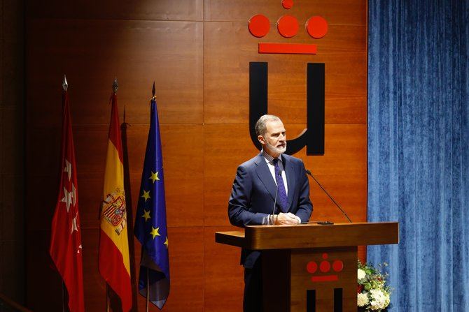 El Rey Felipe VI ha continuado con su agenda oficial al margen de la publicación de las memorias del Rey Juan Carlos. En unas jornadas en la Universidad Rey Juan Carlos de Madrid, Don Felipe ha pronunciado unas palabras en las que se ha desvinculado rotundamente del reinado de su progenitor.
