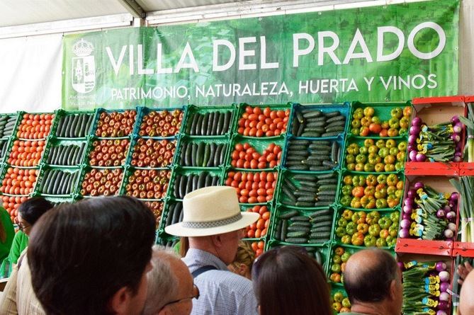 La Feria de la Huerta y el Vino de Villa del Prado se ha celebrado este fin de semana, para promocionar los productos de proximidad y la Denominacion de Origen (D.O) Vinos de Madrid.
