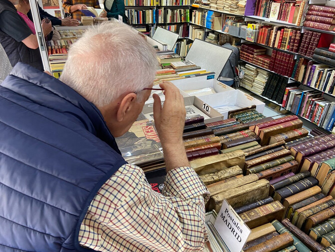 La feria pone a disposición del público más de medio millón de libros al alcance de todos los bolsillos y de todas las temáticas, desde las ediciones más económicas y populares hasta los ejemplares más espectaculares de libro antiguo pasando por primeras ediciones, libros dedicados, manuscritos, revistas y libros infantiles de todas las épocas.