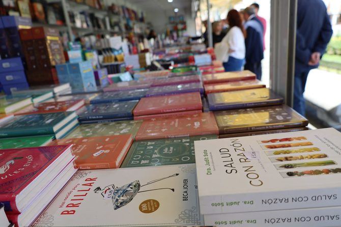Durante 17 días, los visitantes podrán disfrutar de una variada oferta literaria, con casetas de venta de libros, presentaciones, firmas de ejemplares y actividades destinadas a fomentar la lectura.