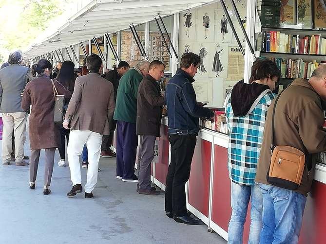 Además de volúmenes de segunda mano y descatalogados, el público que visite la feria también tendrá la oportunidad de adquirir una importante selección de volúmenes antiguos, primeras ediciones firmadas, incunables, manuscritos originales, grabados, mapas, ediciones raras, periódicos y revistas, cómics, coleccionismo de papel, libros de ocasión, etc.