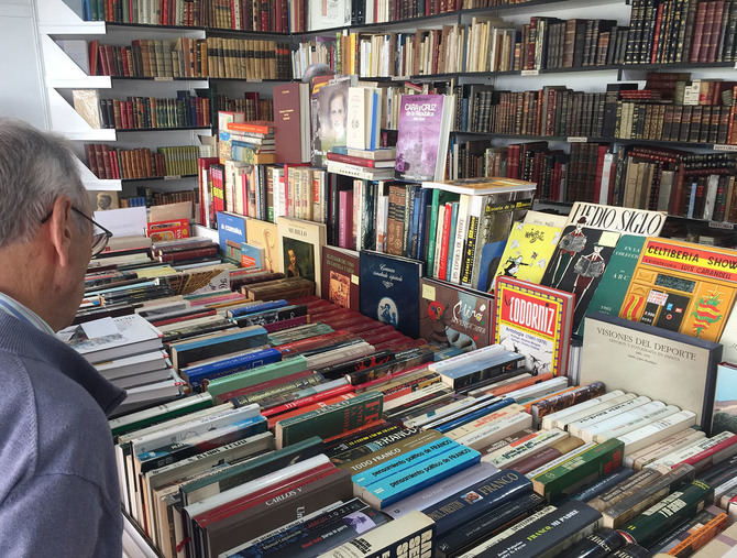 La Feria del Libro Antiguo y de Ocasión de Madrid homenajea a Antonio Machado en su 150º aniversario con una edición conmemorativa de 'La Guerra'. La feria, que reúne 37 librerías, ofrece miles de ejemplares de segunda mano y actividades como firmas de ilustradores y paseos históricos.