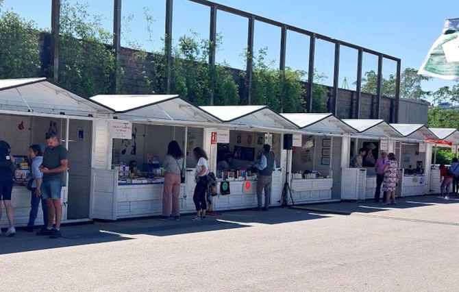 Hasta el domingo 26, además de la programación propia de la feria, se desarrollarán distintas actividades tanto en los centros culturales del distrito como en espacios abiertos en sus diferentes manifestaciones, desde la poesía a la narración, hasta la música, pasando por el cine.