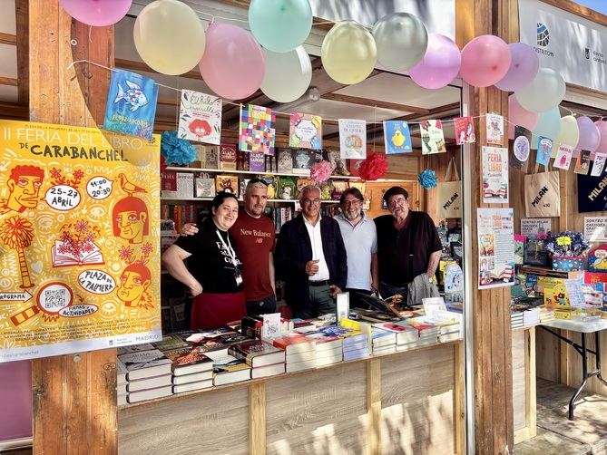 Un total de 12 librerías, dos asociaciones de escritores y tres editoriales del distrito participan en la feria hasta el domingo 26 de abril, de 11.00 a 20.30 horas.