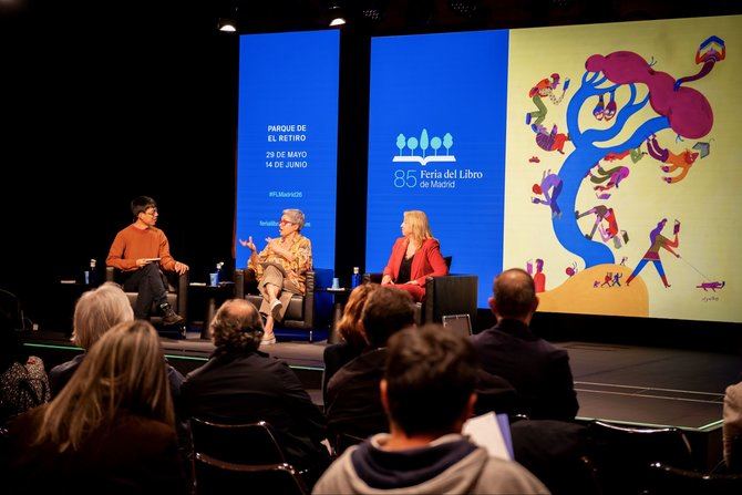 La Feria del Libro de Madrid ha presentado el cartel de su 85.ª edición –que se celebrará del 29 de mayo al 14 de junio– en un acto celebrado en el Instituto Cervantes, en el que han participado Eva Orúe, directora de la Feria del Libro de Madrid, y Miguel Pang, autor del cartel.