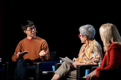 En el cartel aparece un pino y a su alrededor se reúnen una amplia variedad de personajes leyendo en posturas irreales y absurdas, que dan lugar a una escena en movimiento. El resultado es una composición que, en palabras del autor, aspira a 'despertar alguna sonrisa y aportar alegría a esta feria bonita e imprescindible'.