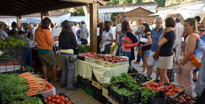 La oferta comercial de la feria incluirá vinos, aceites, quesos, mieles y encurtidos, entre otros alimentos de la riqueza gastronómica regional y de 'Km 0'.