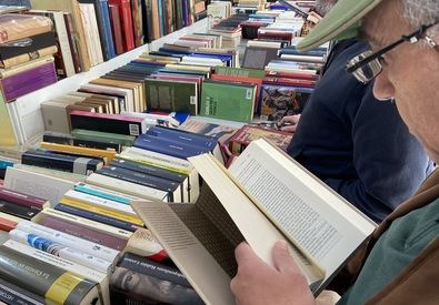 Con la participación de un total de 37 librerías especializadas, se pondrán a la venta miles de ejemplares, cuyos precios oscilan desde un euro, de las ediciones más económicas, hasta los miles de euros de auténticas joyas bibliográficas, como primeras ediciones, incunables, ejemplares raros y manuscritos originales.