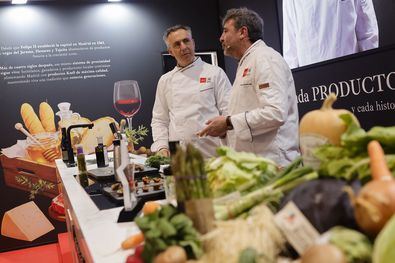 El consejero de Medio Ambiente, Agricultura e Interior, Carlos Novillo, le ha entregado un galardon conmemorativo y una chaquetilla personalizada, durante la jornada inaugural de Madrid Fusion 2026, que se celebra en Ifema hasta el proximo miercoles.