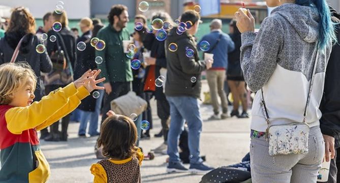 El 15 y 16 de febrero, el Festival Diminuto llenará Plaza Matadero de caravanas y pequeñas carpas en las que disfrutar de espectáculos en pequeño formato, talleres y zonas de juego.