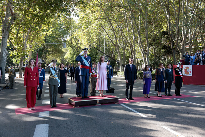 Los reyes Felipe y Letizia han presidido, este lunes, el acto central del Día de la Fiesta Nacional, el tradicional desfile militar con una numerosa asistencia de público en el centro de Madrid y que ha transcurrido sin alteraciones en el plan previsto.