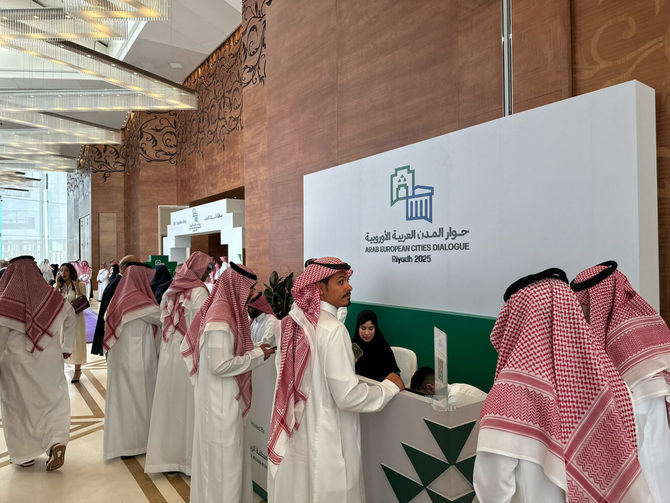 El I Foro de Diálogo de Ciudades Árabe-Europeas, que se celebra en Riad (Arabia Saudí), bajo el lema 'Asociaciones urbanas para un futuro mejor' hasta el 13 de mayo, tiene como objetivo fortalecer los vínculos entre líderes municipales, comunidades e instituciones e intercambiar perspectivas sobre desafíos urbanos, económicos, sociales y ambientales.
