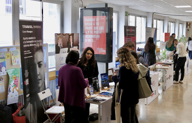 El evento está dirigido a estudiantes y recién graduados que deseen explorar oportunidades profesionales, establecer contactos y adquirir herramientas para su desarrollo laboral.