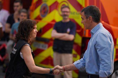 La presidenta de la Comunidad de Madrid, Isabel Díaz Ayuso, y el presidente del Gobierno, Pedro Sánchez, se han encontrado en el Puesto de Mando Avanzado (PMA), ubicados en Cenicientos, para seguir la evolución del gran incendio que asola la sierra oeste madrileña.