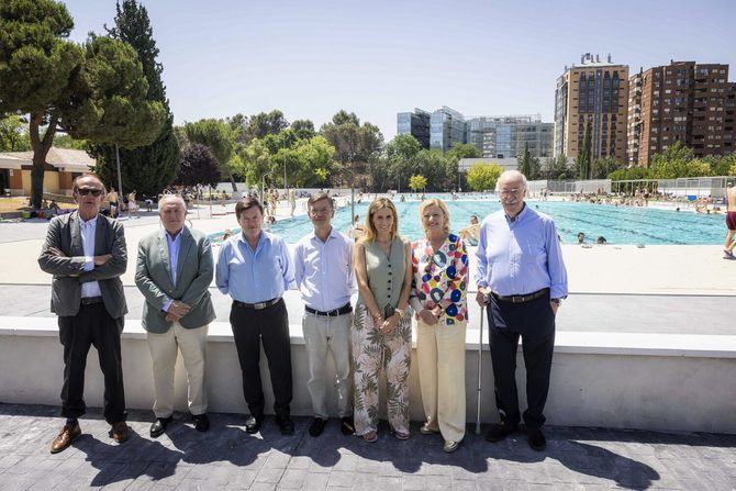 La delegada de Obras y Equipamientos, Paloma García Romero; la concejala delegada de Deporte, Sonia Cea, y el concejal de Fuencarral-El Pardo, José Antonio Martínez Páramo, junto el propio exfutbolista y entrenador Vicente del Bosque, que da nombre a la instalación deportiva, han visitado este domingo el resultado de la reforma de la primera fase de las obras.