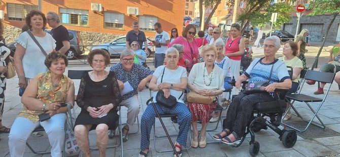 La Junta Municipal de Fuencarral El Pardo ha descubierto este lunes una placa conmemorativa en homenaje a las mujeres que participaron en las tertulias vecinales de los planes integrales de barrio (PIBA) de los poblados A y B de Fuencarral.
