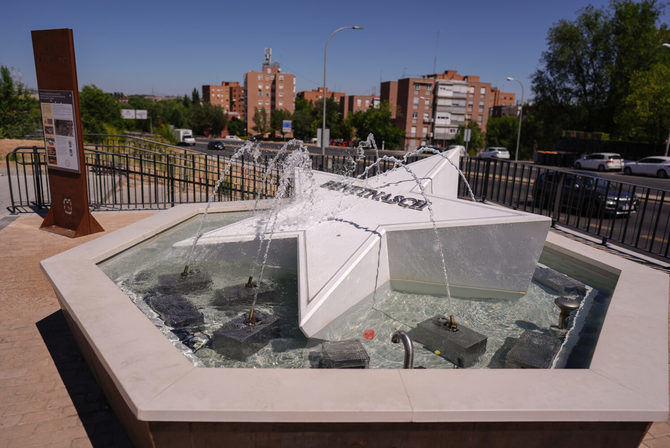 La fuente Benetnasch simboliza la estrella más occidental de la constelación y es la primera de un proyecto que llevará un total de siete fuentes ornamentales a distintos barrios de la capital.