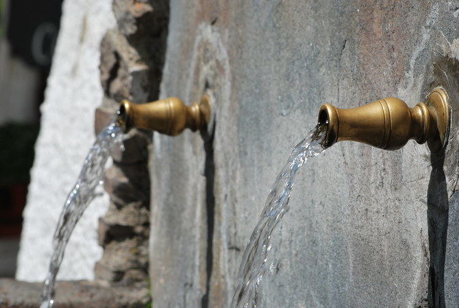 Si consideramos que este agua debe proceder de alimentos y bebidas, para los especialistas en nutrición es aceptable que un adulto debería beber entre 750 ml y 1,5 litros de agua al día.