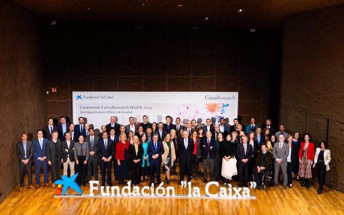 Foto de familia de representantes de la Fundación la Caixa junto a los investigadores seleccionados en la convocatoria CaixaResearch de Investigación en Salud 2024.