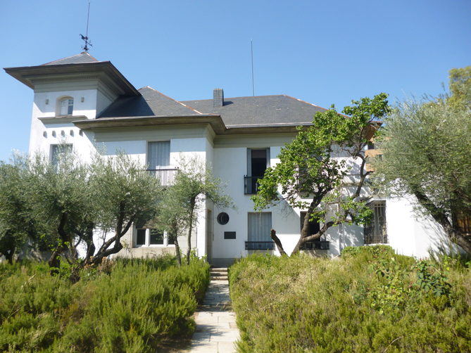 El Olivar de Chamartín, un histórico centro intelectual español, alberga una rica colección documental y un jardín con olivos centenarios. Fundado por Ramón Menéndez Pidal en 1924, combina vida familiar y estudio, manteniendo viva la labor cultural a través de investigaciones actuales. Se ofrecen visitas guiadas para grupos.